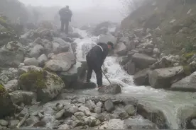 不放弃！去年湖北男孩在四川海螺沟失联，母亲今日上山寻找仍未果图片