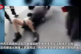 16岁女抗议者奔跑中跌倒，身后警察接连从其身上踏过并猛踹，墨西哥城市长谴责图片