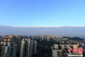 重庆上空现“阴阳天”景象 天空被一分为二图片