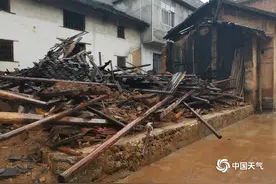 暴雨袭击广西桂林柳州 救援队用冲锋舟运送物资图片