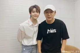 管栎探班黄渤晒合照 穿白衬衫配牛仔裤少年感满满图片
