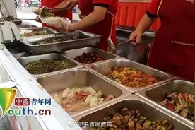 吃得过瘾！高校推出创意移动餐车图片