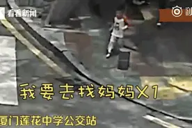 5个女孩“捡到”一个男孩，接下来这幕……刷屏了图片
