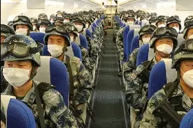 当伞兵“走”下飞机......兵哥哥表示从天而降才该是我的出场方式图片