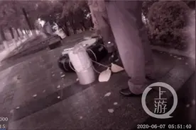 男子自制“轮胎船”江中捕鱼 刚下水就被举报图片