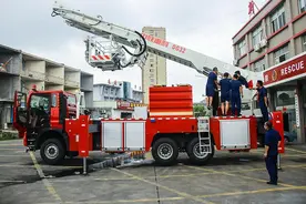 32米登高平台消防车率先落户新河图片