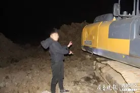 不满雇主，男子往发动机里撒盐加白糖被岚山警方采取刑事强制措施图片