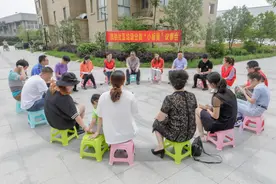 小板凳上大脑洞！凤川街道“帮帮团”垃圾分类出“金点子”图片