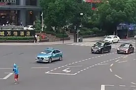 晚高峰红绿灯失灵，杭州一外卖小哥买来哨子当起“临时交警”图片
