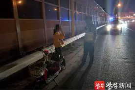 女子骑着电动车上高速，竟是为了赶时间图片