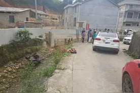 两车相撞，摩托车翻入水沟，关键时刻这个东西救了他一命图片