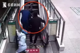 一跪一背！危急时刻她俩的这个动作让伤者太暖心图片