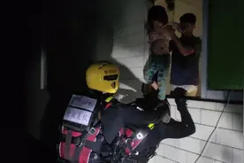 “来，踩我肩膀上，我们救您出去！”清远消防员洪水中救出村民图片