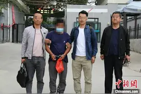 青海警方辗转上万公里在新疆抓获潜逃28年的命案逃犯图片