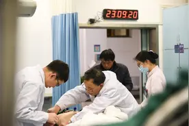 郴州女子山上捡蘑菇尝鲜，一家三口全部中毒送医！医生提醒市民勿贪食野蘑菇图片