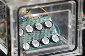 西北工业大学专家研制出锂-二氧化碳电池，续航时间比传统锂电池提升7倍图片