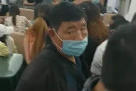 暴雨中的K302：滞留20余小时后折返广州，乘客共享排插充电图片