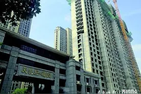 吊车整天头上晃，还要未完工证明？业主享减免物业费政策遇证明难图片