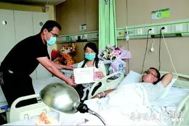 平民英雄从16楼一跃而下：跳下时来不及多想，脚骨折了没感到疼图片