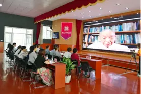 硬核教学！100岁教授要站着授课，感动……图片