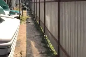居民反映哈市学府东四道街28号楼 消防通道被彩钢板全围死 太危险图片