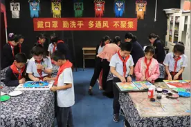铜梁：百幅纸浆画 永嘉小学学生用“小手”画出抗疫英雄图片