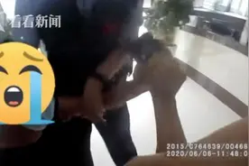讨回700血汗钱 农民工痛哭下跪连连作揖感谢民警图片