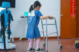 7岁妹妹带着双腿残疾姐姐上学 如今姐姐终于能站起来了图片