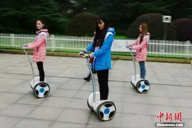 中消协：电动平衡车不是玩具，不建议买给年龄较小孩子图片