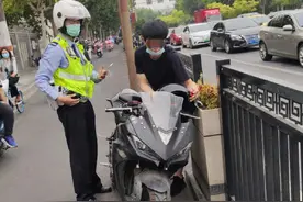 电动车酷似摩托车 竟使用伪造号牌图片