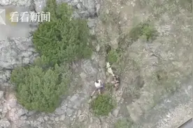 男子徒步登山坠下15米山崖 直升机垂降实施救援图片