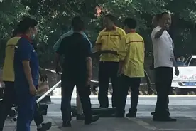 油罐车被一辆半挂大货车追尾，95号汽油外泄！中国石油、中国石化联合出手解除一场重大安全隐患图片