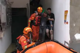 广西融安强降雨引发内涝 消防4小时转移28名群众图片