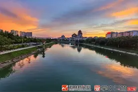 惊艳了整个夏天！披上晚霞的玉林霞光万丈，美如油画图片