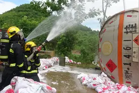 20吨油罐车侧翻泄漏，多部门奋战10小时处置图片
