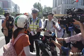 77秒｜没戴头盔？送你一顶 看济南警察蜀黍怎么硬核“摆摊”图片