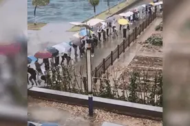 这座“爱心伞桥”，是最靓丽的风景线图片