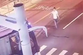 醉酒男子深夜大马路上跳“探戈”拦停公交车：“想让司机送我回家”图片