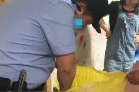 惊险！凌晨1点，济南一居民家中钻进大蛇，一直在吐信子图片