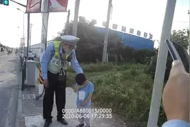 四岁男孩迷路后站在路边大哭，民警巧妙引导帮其找到家人图片