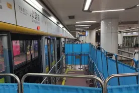广州地铁一号线固定门爆裂，玻璃碎落一地，现场已做好围蔽和引导视频封面