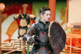 《巧手神探》周震南体验甲胄 1v1对抗格斗冠军图片