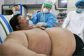 武汉男子5个月胖100余斤体重过550斤 货车送进ICU图片