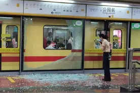 广州地铁公园前站站台玻璃门爆裂，不影响正常行车图片