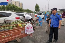 摆摊不能“任性”！菏泽城管治理流动摊贩、占道经营在行动！涉及城区多个路段图片