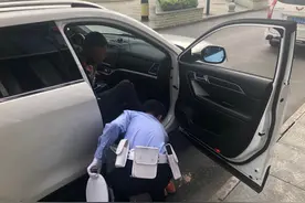 司机驾车途中突发胃病 万山交警及时送医救治图片