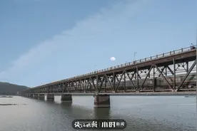 今日影像｜为了拍钱塘江上的大桥，他在等日落日出，等火车经过，等明月升空图片