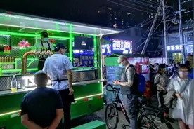 青岛啤酒：走，我们摆摊卖“快乐”去百万社区大酬宾升级 移动酒吧驶进各地夜市图片