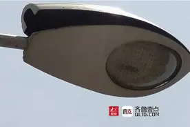 创城进行时｜泰安附中西路路灯灯罩脱落，一个多月无人处理图片