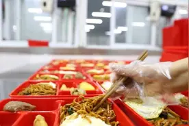 中学为高三生免费提供夜宵：助力高考视频封面